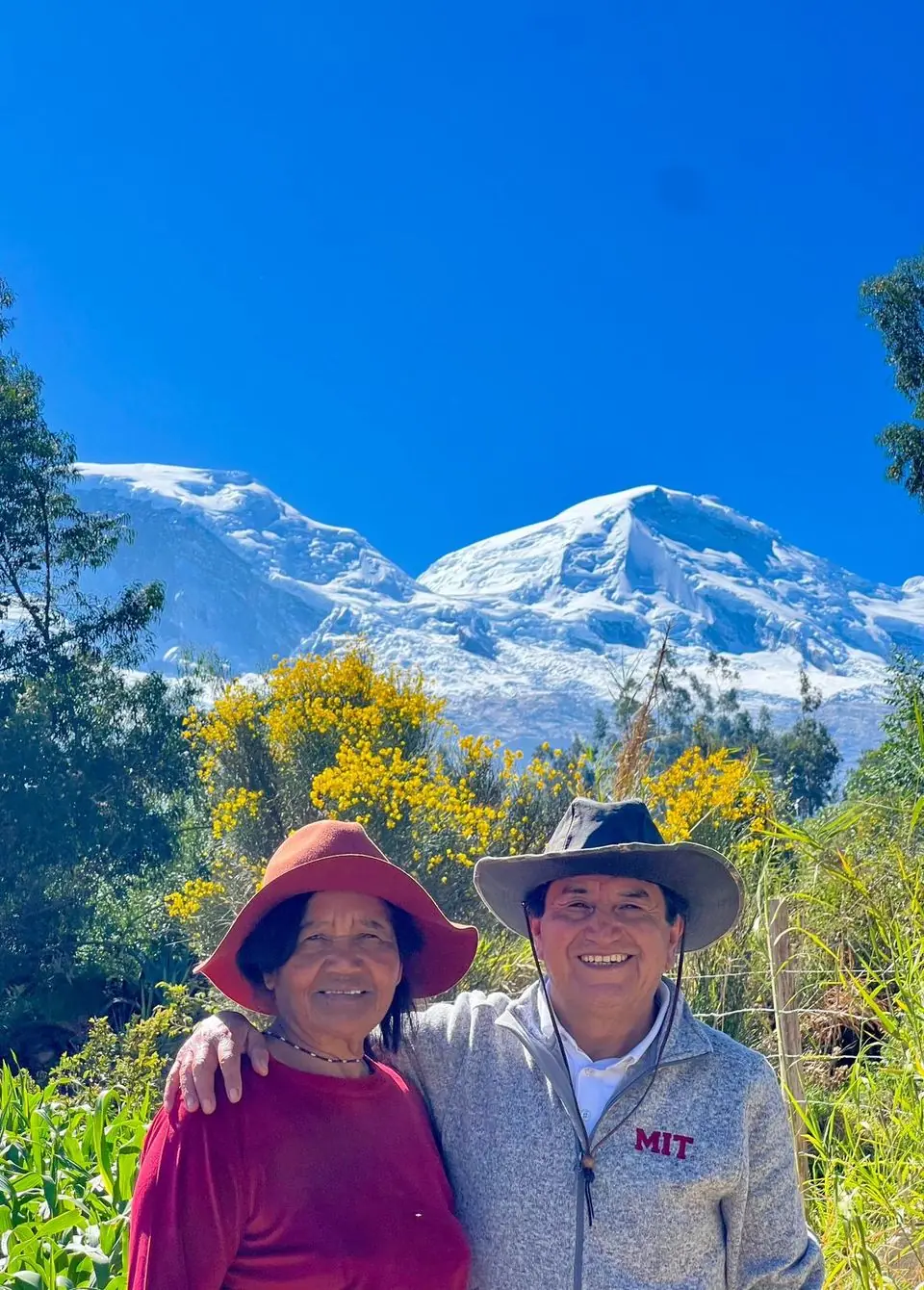 Los anfitriones de Comtury Lodge con el Huascarán al fondo