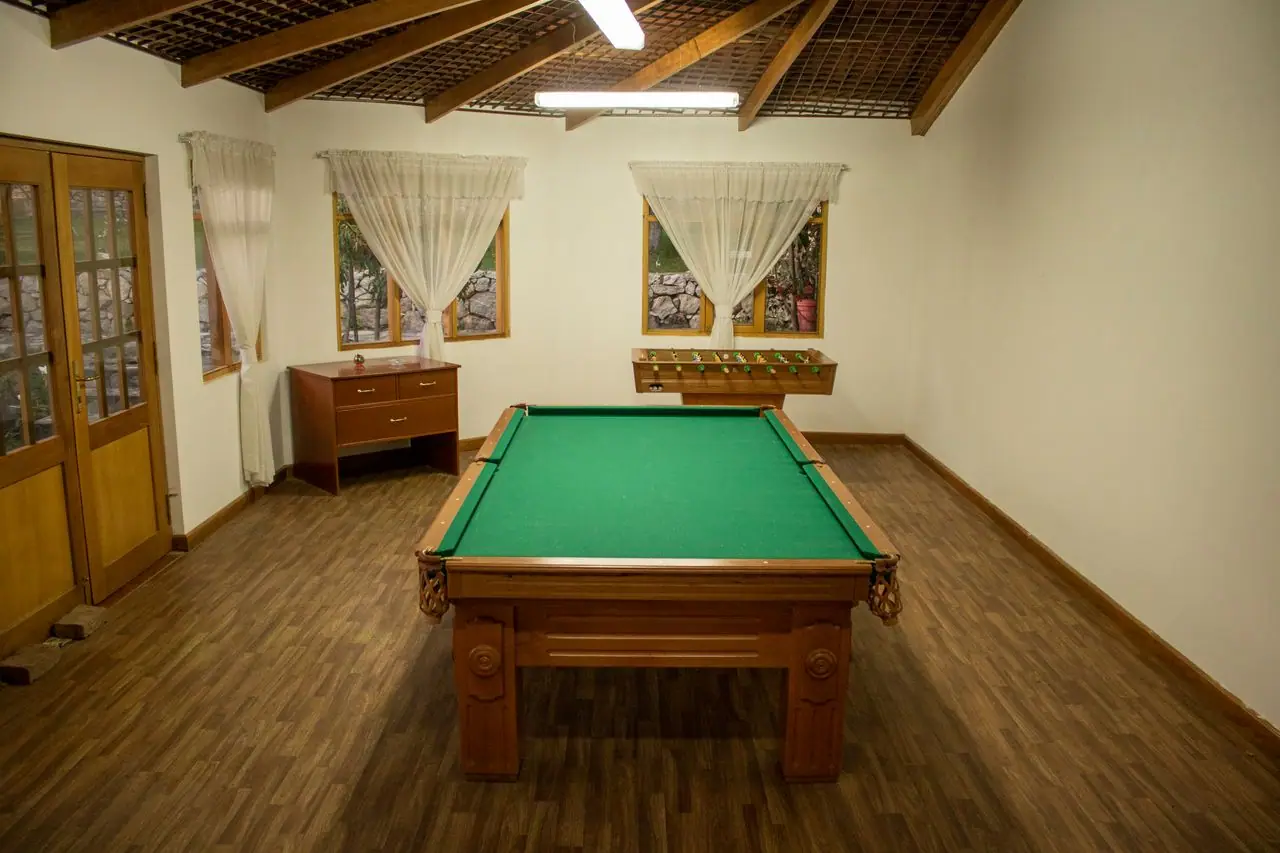 Sala de juegos con mesa de billar
