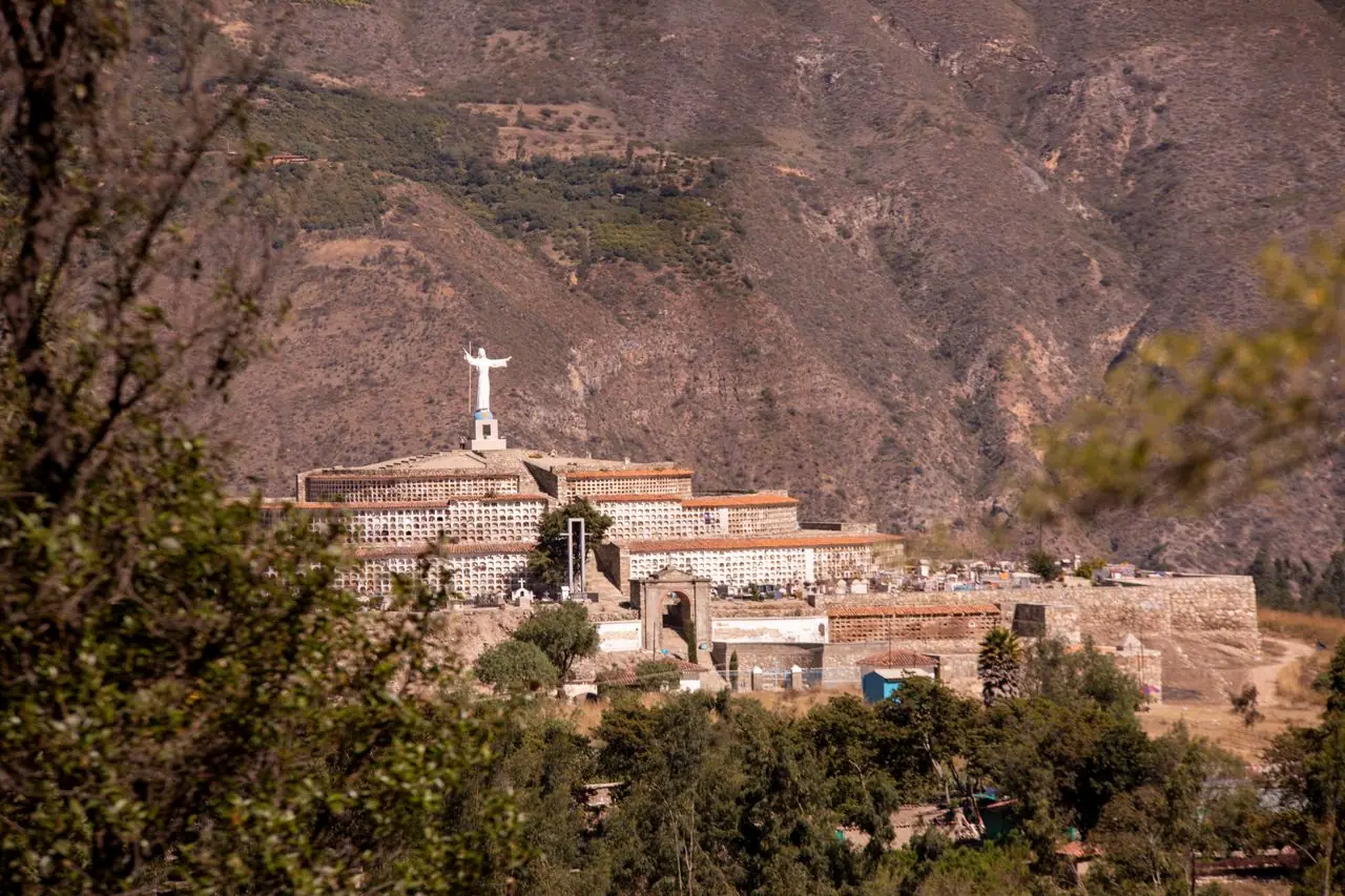 El Campo Santo de Yungay con el Cristo de brazos abiertos sobre la antigua ciudad