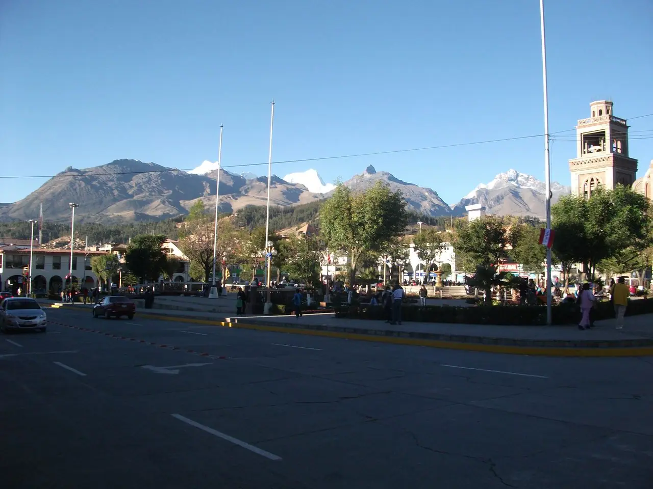 La Plaza de Armas de Huaraz con la Cordillera Blanca al fondo