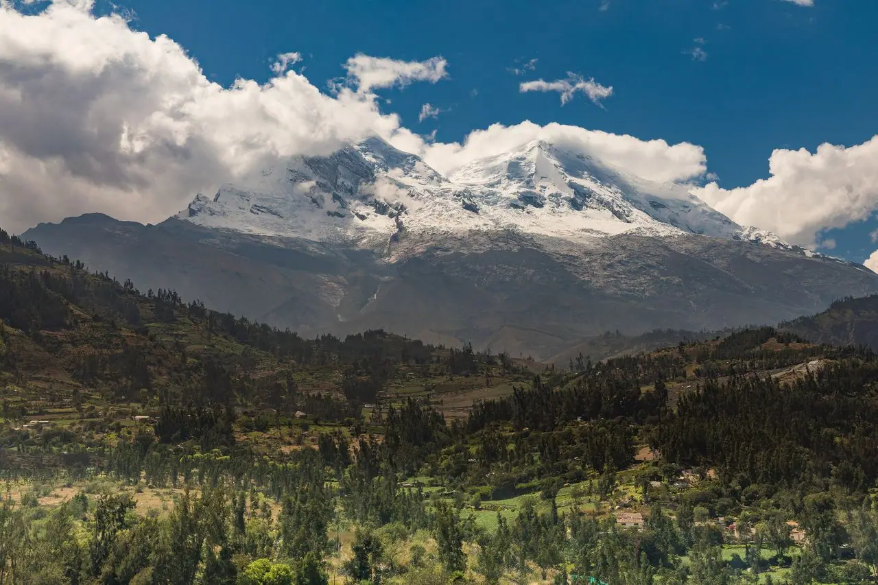 El nevado Huascarán bajo un cielo despejado en la Cordillera Blanca