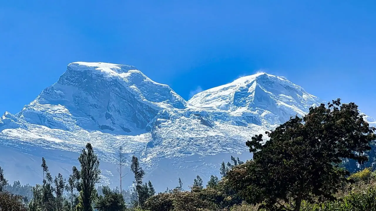 Glaciar del Huascarán sobre el valle de Yungay