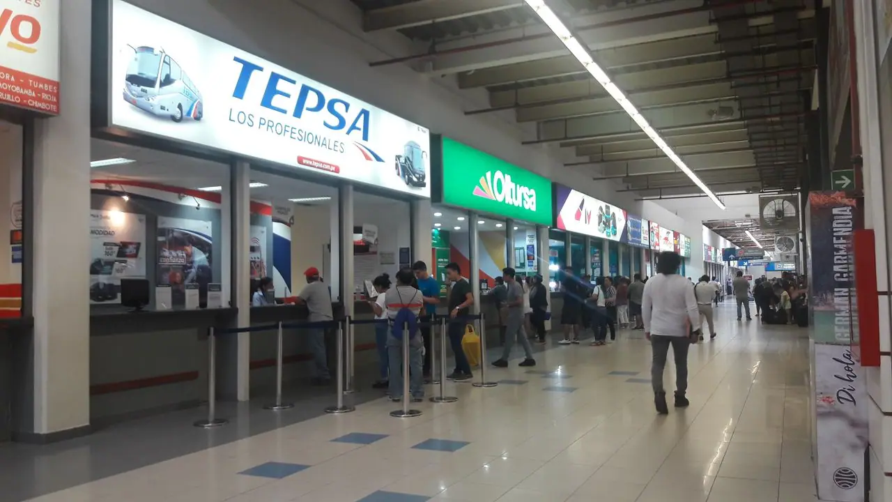 Gran Terminal Terrestre Plaza Norte, en Lima, con mostradores de empresas de buses