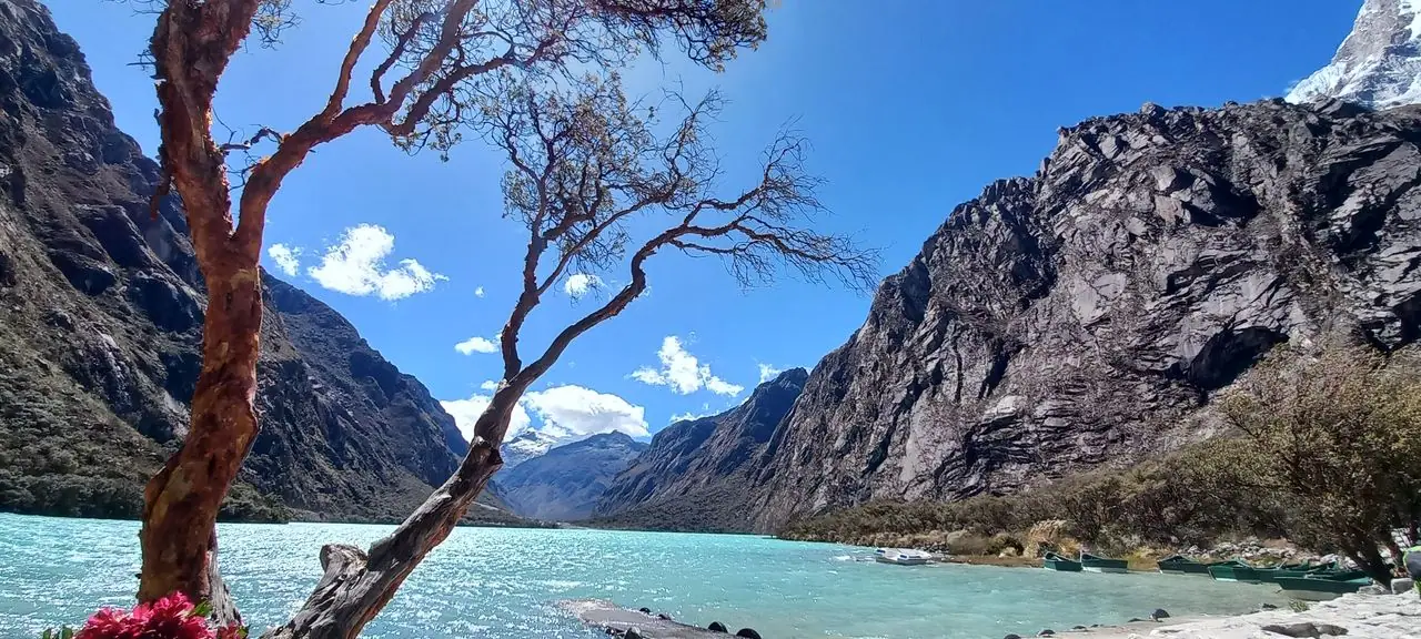 Boats on a Llanganuco lake, a quiet outing in Huascarán National Park