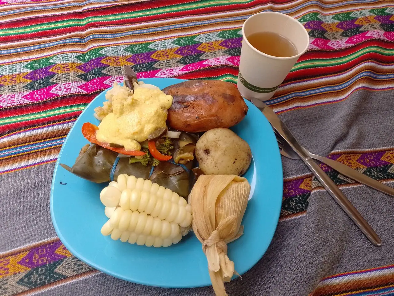 Pachamanca servida en Huaraz con papas, humitas y carne