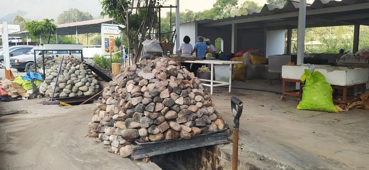 Montículo de piedras calientes para preparar una pachamanca