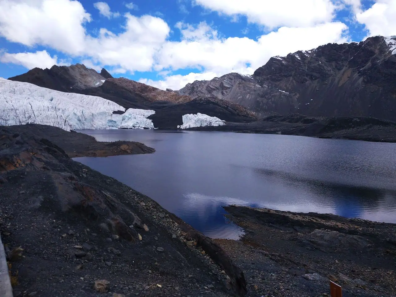El glaciar Pastoruri y su laguna en la Cordillera Blanca
