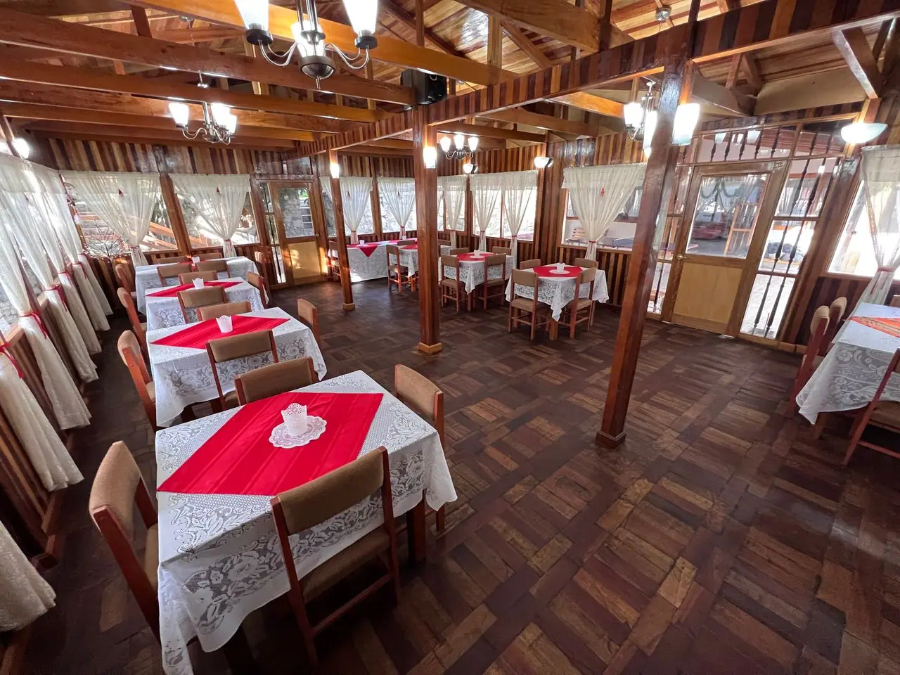 Salón techado con mesas para grupos y eventos