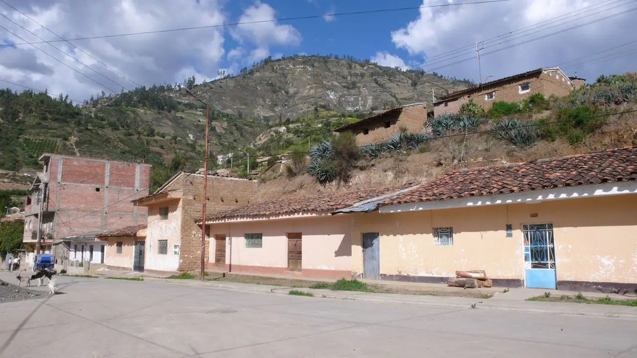 Calle de Yungay con casas de tejas y las montañas al fondo